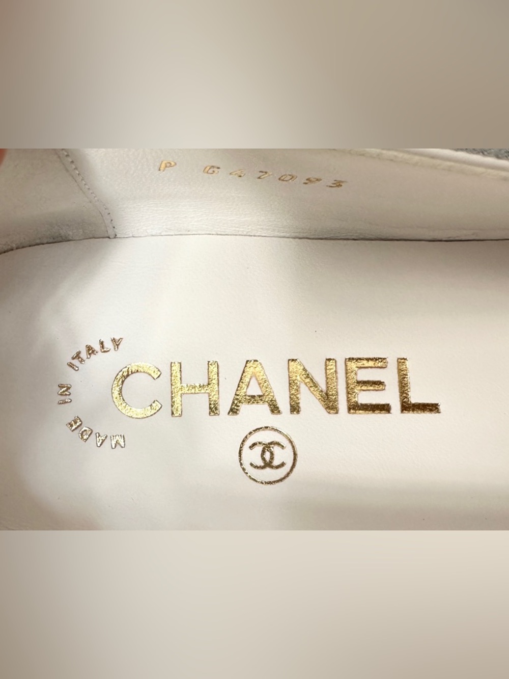 CHANEL S/S 2026 GOLD CC WHITE CALFSKIN LEATHER BLACK GROSGRAIN MOCCASINS FLAT 38 - Picture 6 of 15